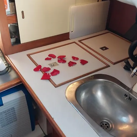 Fractal - Vintage Sailboat In Belem 船屋