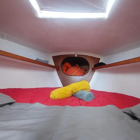 Fractal - Vintage Sailboat In Belem 船屋 *